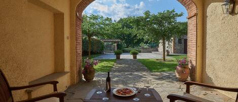 تناول الطعام بالخارج