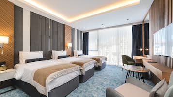 Kamar Triple Standar, 1 kamar tidur, pemandangan kota | Seprai premium, bantalan ekstra lembut, minibar, dan brankas