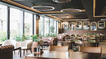 Aamiainen, lounas ja illallinen; paikallinen ja kansainvälinen keittiö