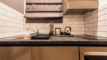 Caja fuerte, cortinas opacas, tabla de planchar con plancha