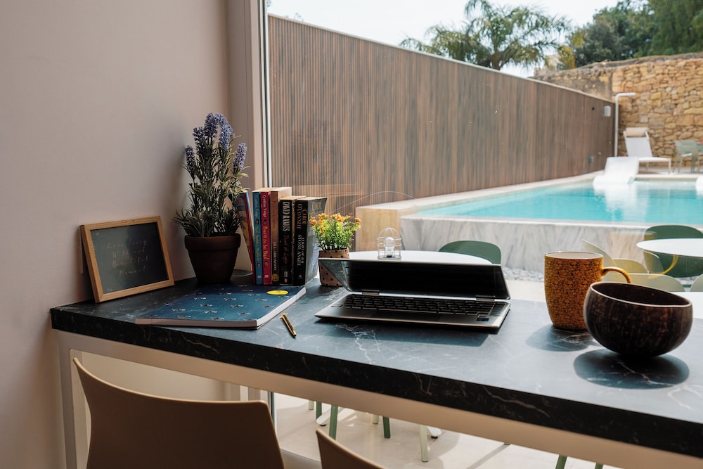 Spinola Stays by Zzzing