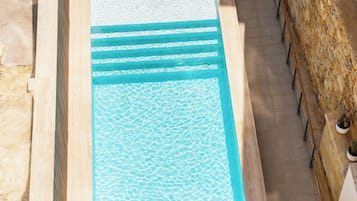 Una piscina al aire libre (de 08:00 a 20:00), tumbonas