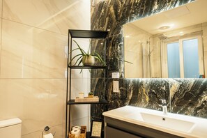 Két bảo mật tại phòng, màn/rèm cản sáng, bàn ủi/dụng cụ ủi quần áo 