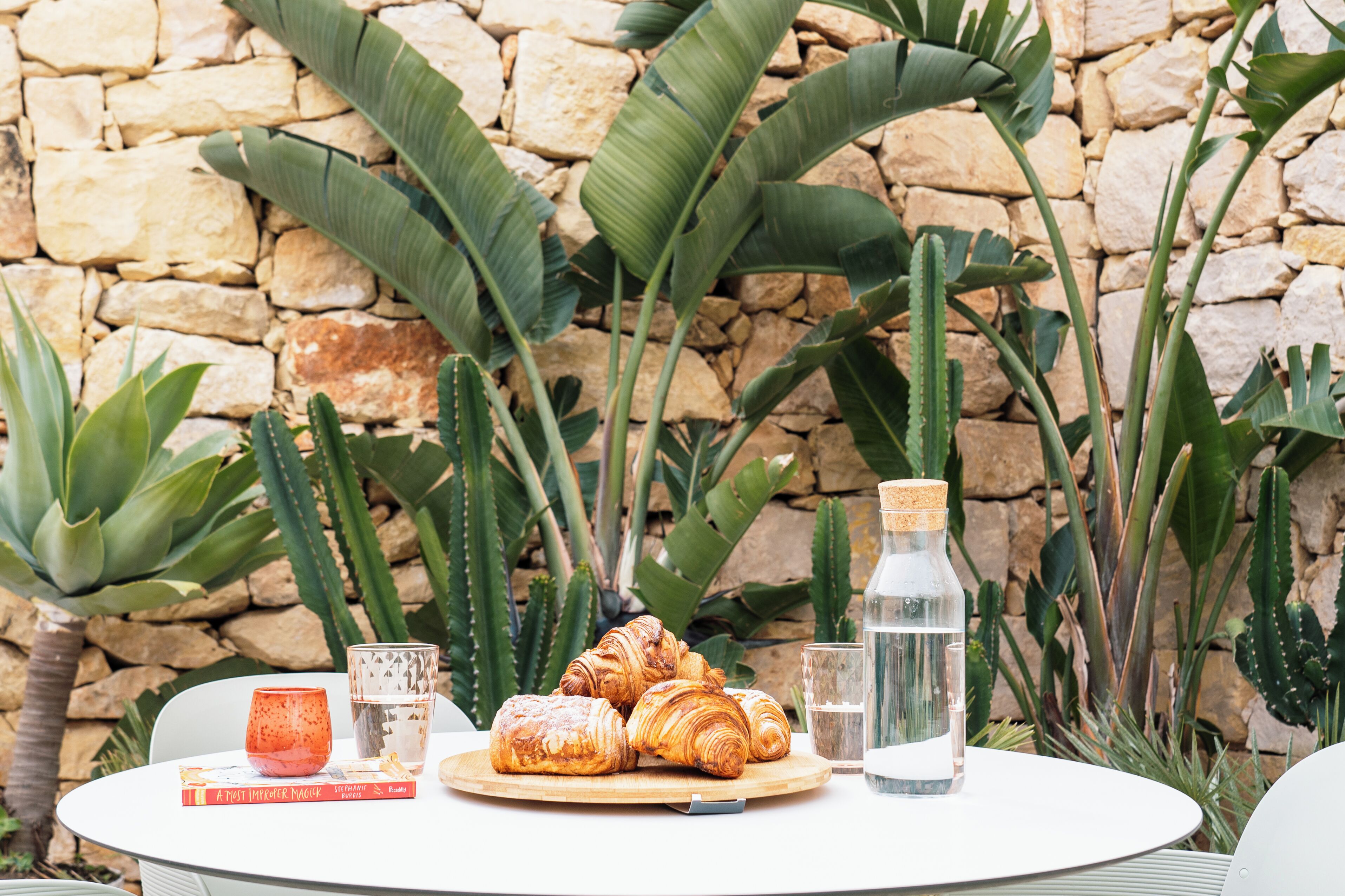 室外游泳池，開放時間為 08:00 至 20:00，提供日光浴躺椅