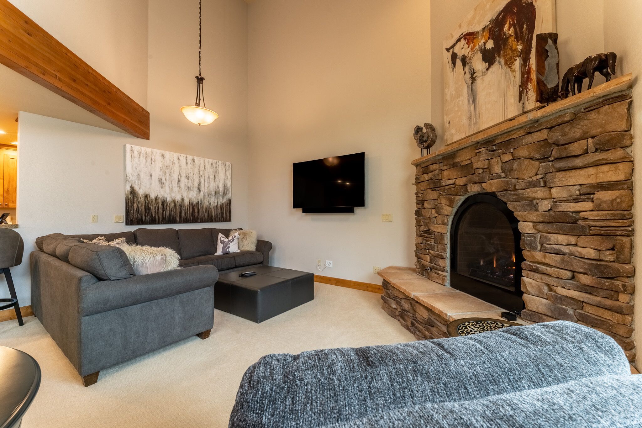 4BD/3.5BA Townhome, Private Hot tub, 2 Primary Suites, 2 Private Balconies