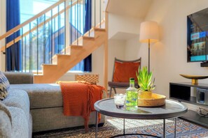 Smart TV, fireplace - CHALET LAKAY / Spa, Pool, Sauna, Billiards, Trails / 25 min from Quebec (Pont-Rouge)