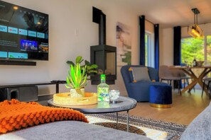 Smart TV, fireplace - CHALET LAKAY / Spa, Pool, Sauna, Billiards, Trails / 25 min from Quebec (Pont-Rouge)