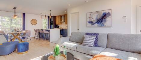 Smart TV, fireplace