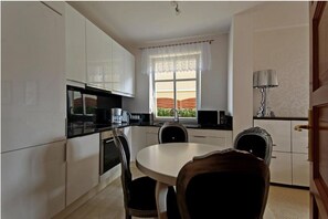 Fridge, microwave, oven, coffee/tea maker