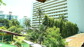 Un hôtel à plusieurs étages au design moderne, doté d’un jardin sur le toit où l’on trouve diverses espèces d’arbres et d’arbustes.