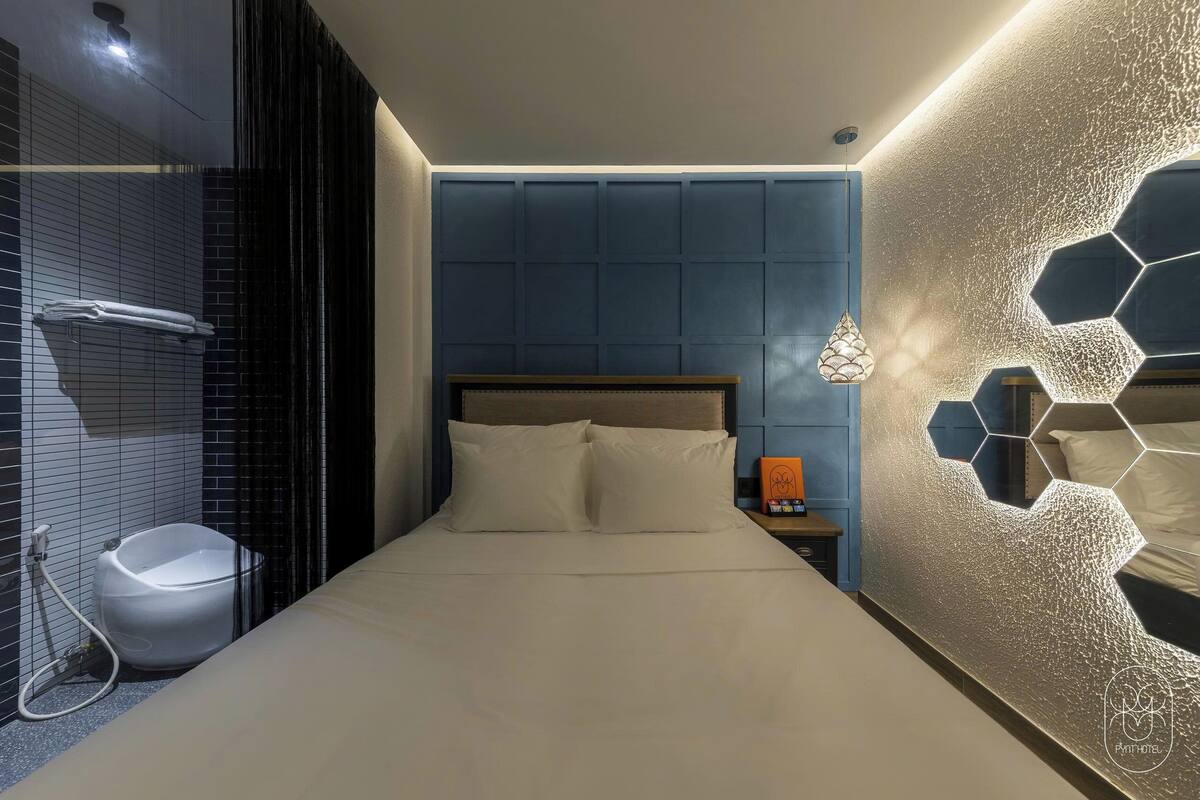 Rom – deluxe | Sengetøy av topp kvalitet, senger med overmadrass, minibar og skrivebord