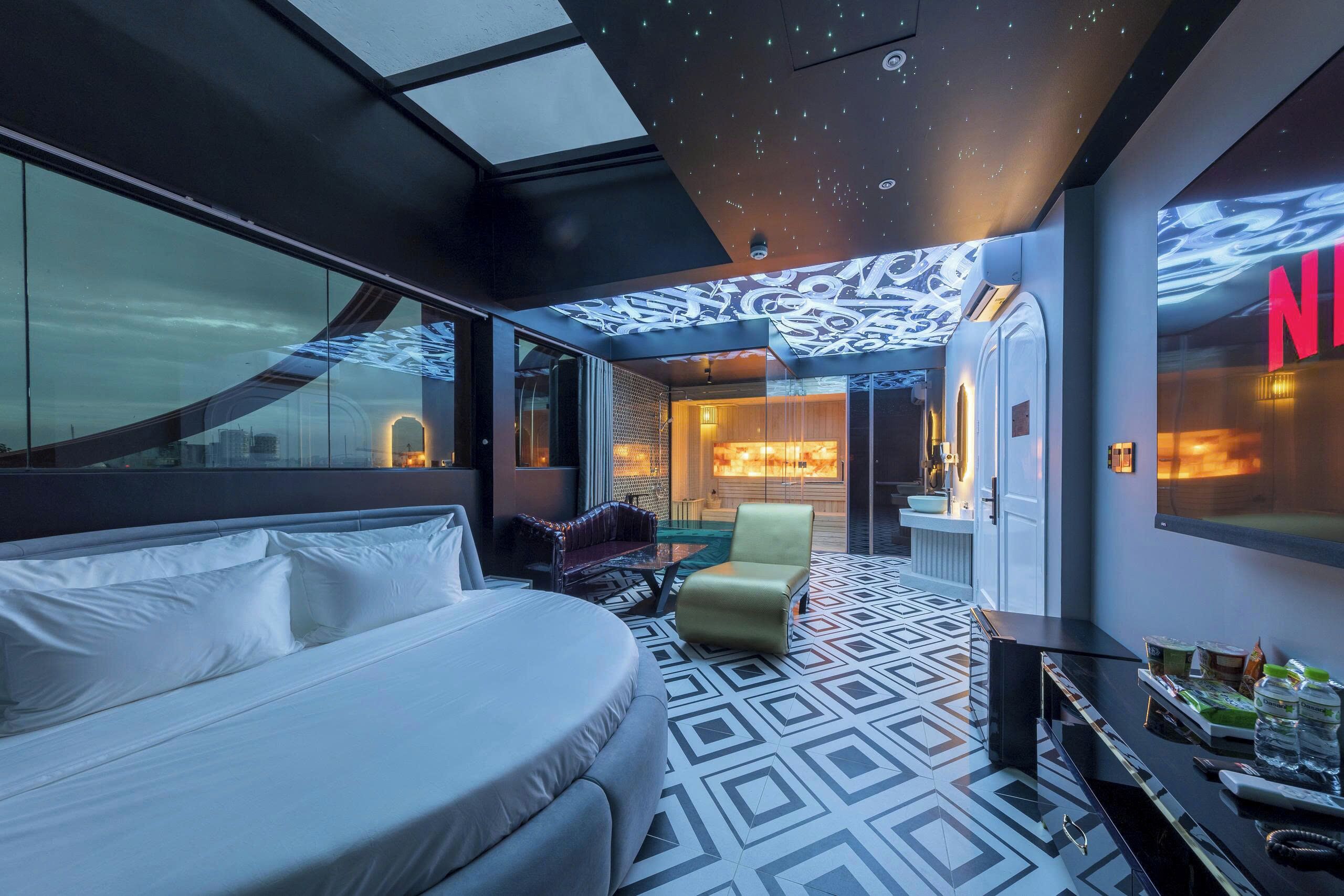 Superior Suite | Premium bedding, pillowtop beds, minibar, desk