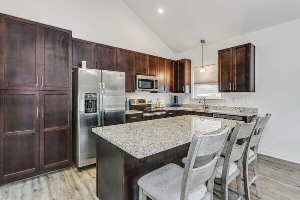 Microondas, lavavajillas, cafetera y tetera y utensilios de cocina 