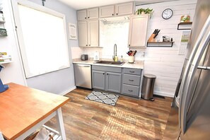 Jääkaappi, mikroaaltouuni, uuni, liesi