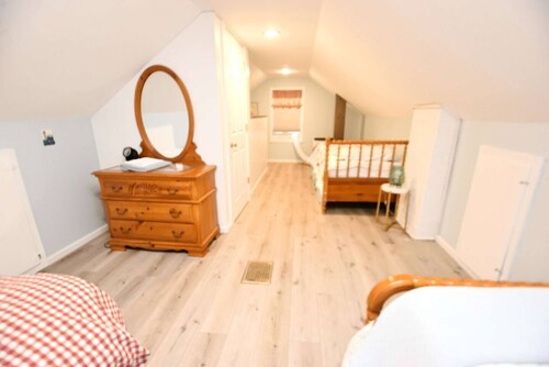 Spacious home just 7 blocks to ND! (54211)