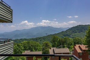Un quartier résidentiel avec des maisons et, en arrière-plan, une chaîne de montagnes.