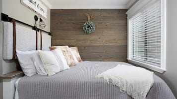 Tabla de planchar con plancha, wifi y ropa de cama