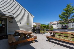 Un edificio con una veranda coperta e tavoli da picnic.