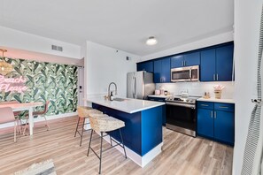 Een koelkast, een microgolfoven, een oven, een kookplaat