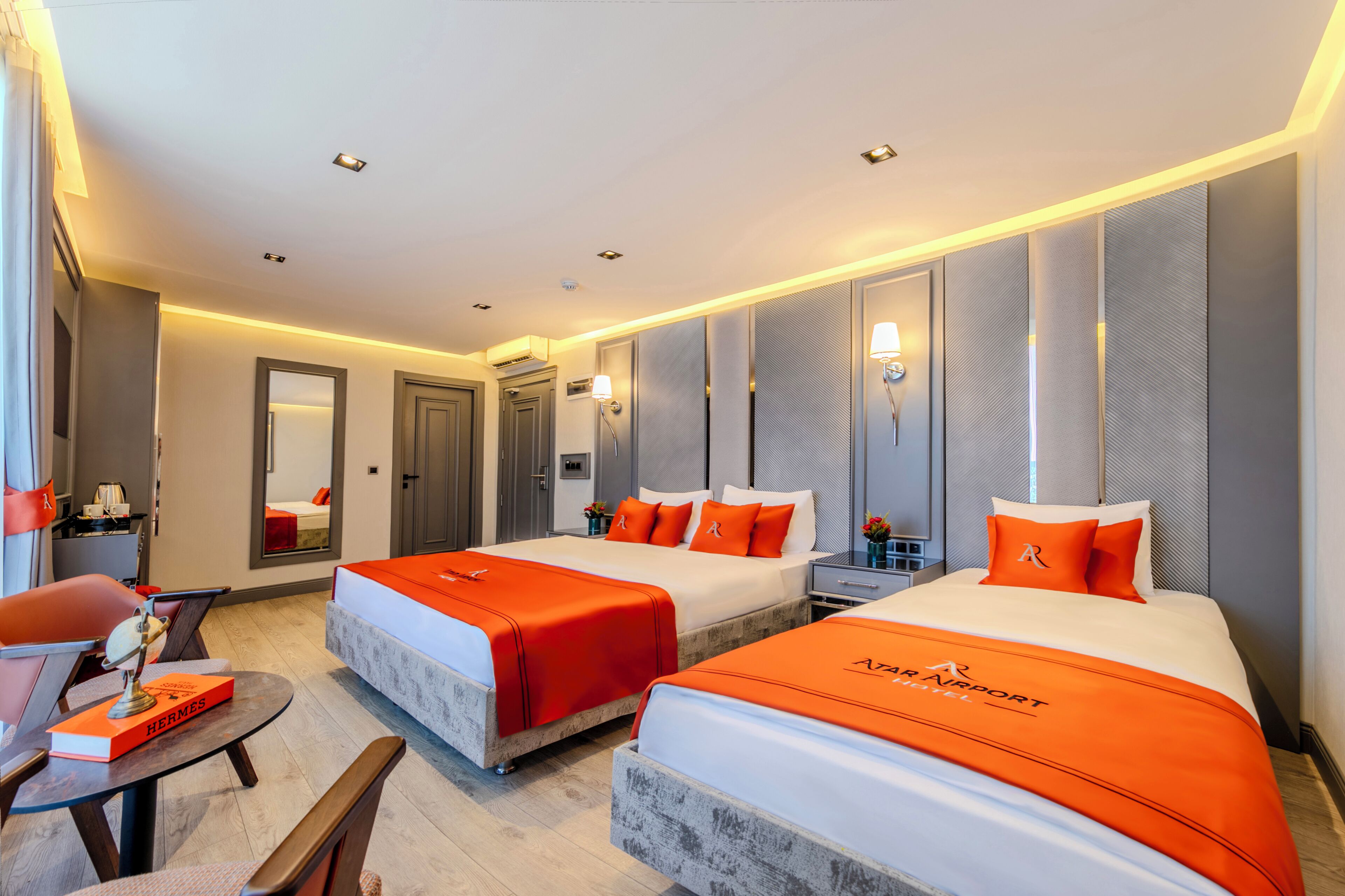 Kamar Triple Deluks | Minibar, brankas, meja kerja, dan ruang kerja ramah laptop