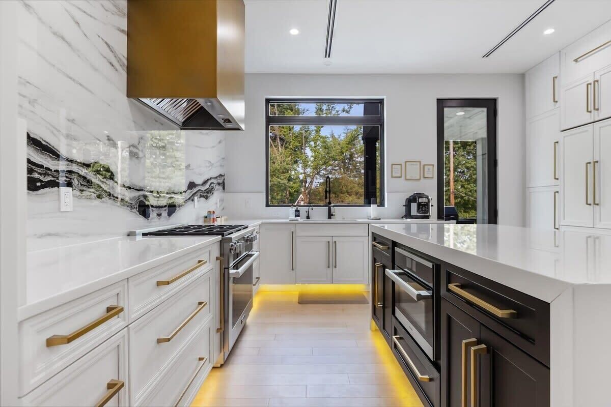 雪櫃、微波爐、焗爐、爐具