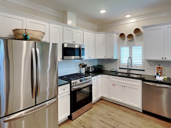 Refrigerador, microondas, horno y parrilla de estufa 