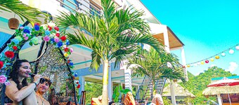 YoLo Pool Bar Villas