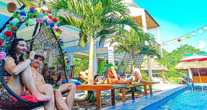 YoLo Pool Bar Villas