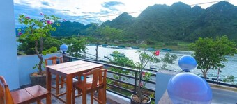 YoLo Pool Bar Villas