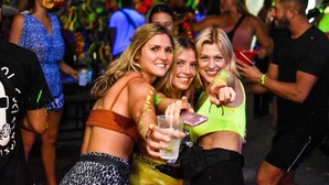 Een groep mensen bij een sociaal evenement, mogelijk een feestje of bijeenkomst, zonder zichtbare kenmerken van een hotel of accommodatie.