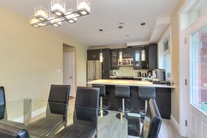 Dining - Luxury 2 bedroom/2 Bathrooms/2 balconies/ hi-speed wifi/ free parking (Montréal)