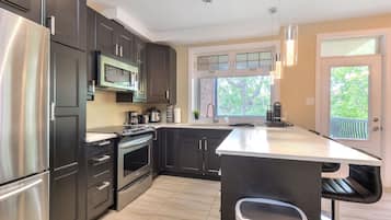 Micro-ondes, grille-pain, batterie de cuisine, vaisselle et ustensiles