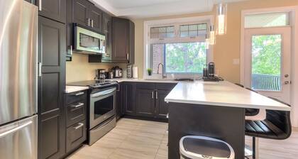 Luxury 2 bedroom/2 Bathrooms/2 balconies/ hi-speed wifi/ free parking