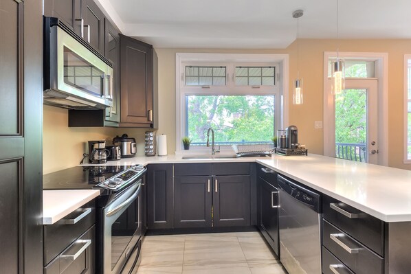 Microwave, toaster, cookware/dishes/utensils - Luxury 2 bedroom/2 Bathrooms/2 balconies/ hi-speed wifi/ free parking (Montréal)