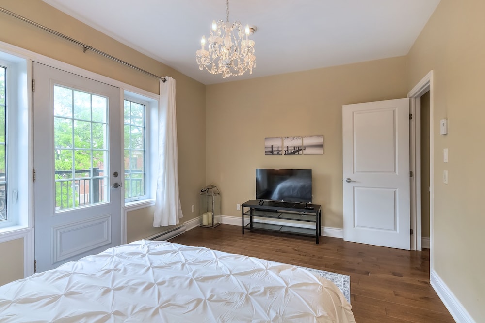 Luxury 2 bedroom/2 Bathrooms/2 balconies/ hispeed wifi/ free parking