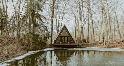 Lakefront A-Frame Cabin - Fireplace, Kayaks, Soaking Tub, Romantic Retreat
