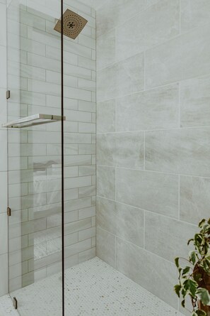 Hair dryer, towels, soap, shampoo - Lakefront A-Frame -Fireplace, Kayaks, Soaking Tub, Retreat for couples or solo  (Beach City)