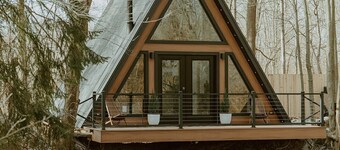 Lakefront A-Frame -Fireplace, Kayaks, Soaking Tub, Retreat for couples or solo 