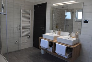 Douche, séchoir à cheveux, bidet, serviettes fournies
