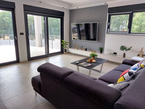 Luxury Villa Tara, 4 bedroom Villa with heated pool