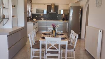 Apartment | 3 bedrooms, desk