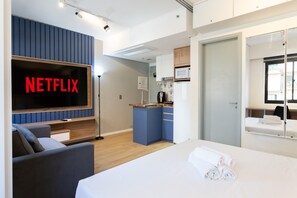 Tabla de planchar con plancha, wifi gratis y ropa de cama 