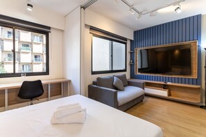 Tabla de planchar con plancha, wifi gratis y ropa de cama 