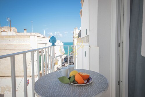 Sea view apartment, close to restaurants and shops in the heart of Polignano.