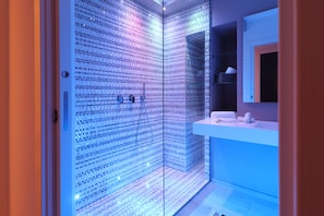 Hair dryer, towels, soap, shampoo - Sea view apartment, close to restaurants and shops in the heart of Polignano. (Polignano a Mare)