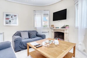 Smart TV, books - Private Holiday Villa Rental with Private Pool (Rojales)