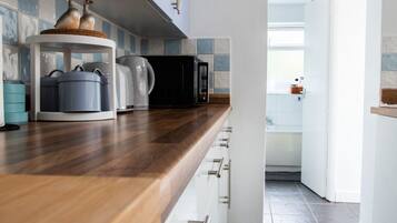 Cottage | Private kitchen | Fridge, microwave, oven, stovetop