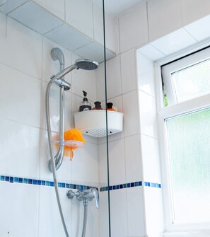 Cottage | Bathroom | Combined shower/bathtub, deep-soaking bathtub, free toiletries - Gorgeous 3-bedroom Cottage by the River in Reading (Reading)