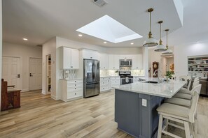 Frigorifero, microonde, piano cottura, lavastoviglie