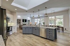 Kühlschrank, Mikrowelle, Herdplatte, Geschirrspüler